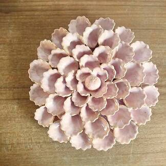 Knop om roze bloemen in keramiek te kopen