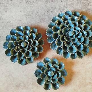 Knop om blauwe bloem van keramiek te kopen